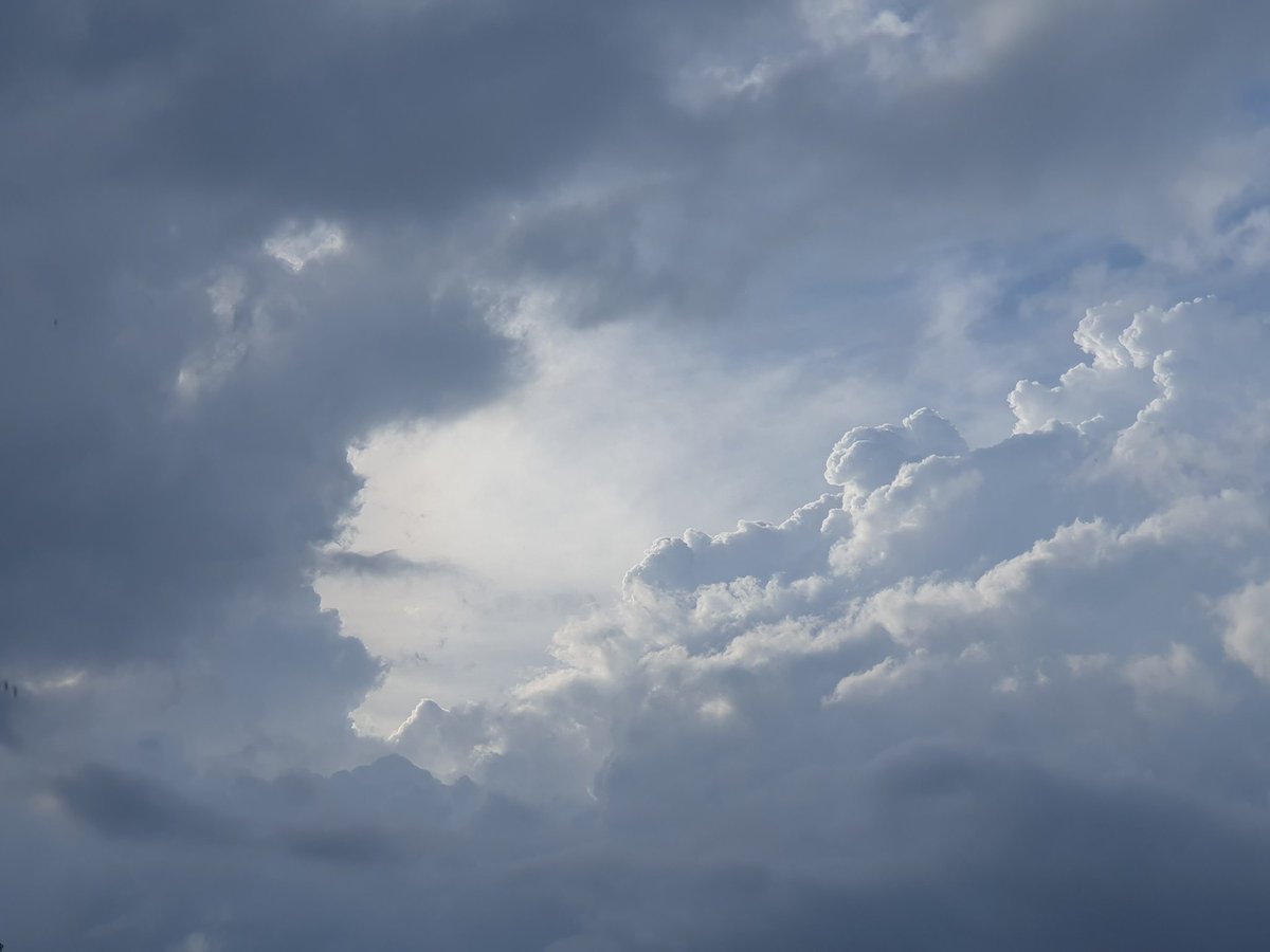 Yeeetan's tweet photo. Took this picture of Movie looking ahh cloud https://t.co/XR6DHelvJK