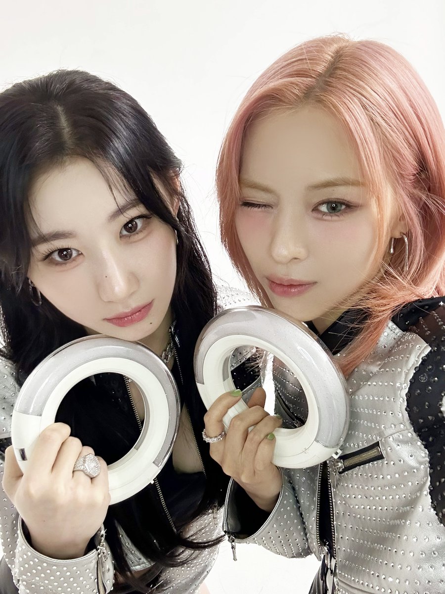 ITZY 2ND WORLD TOUR <BORN TO BE> in SEOUL
✨ Fanclub Presale Ticket Open 1 Hour Left ✨

📍 2024.1.29 MON 8PM ~ 11:59PM (KST)
✅ KOR : bit.ly/48Qkp1P
✅ GLOBAL : bit.ly/3OlZICq (PC Only)

#ITZY #MIDZY <a href="/ITZYofficial/">ITZY</a>
#ITZY_BORNTOBE
#ITZY_WORLD_TOUR