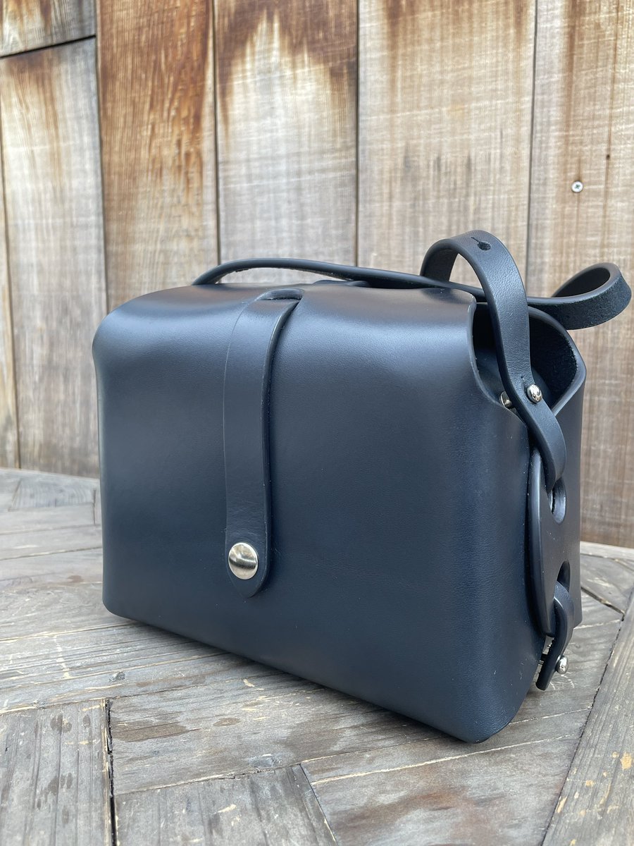 Sura_zhdf's tweet image. ちょっと早めの誕プレとしてGetした、こちらのお鞄。

スペインのSteve Monoと
英国の雑誌Monocleがコラボしたもの。

アンニュイなダークブルーが合わせやすい。
作りも凝っていて、ひと針も縫わずに、金具だけで構成されているから広げると一枚側になります。側面の造形も美。

#monocle #stevemono