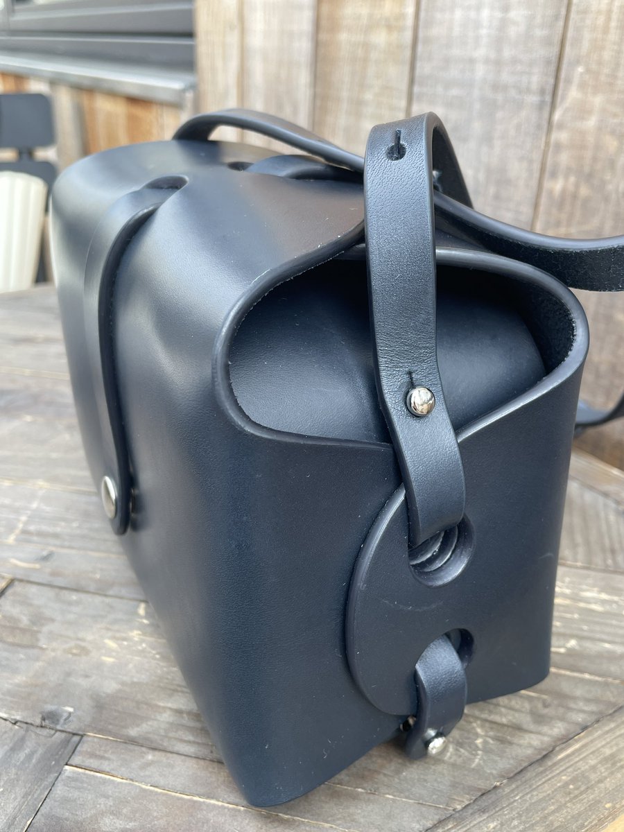 Sura_zhdf's tweet image. ちょっと早めの誕プレとしてGetした、こちらのお鞄。

スペインのSteve Monoと
英国の雑誌Monocleがコラボしたもの。

アンニュイなダークブルーが合わせやすい。
作りも凝っていて、ひと針も縫わずに、金具だけで構成されているから広げると一枚側になります。側面の造形も美。

#monocle #stevemono