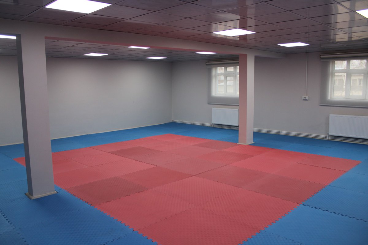 Kapalı spor salonu bulunmayan ilçemizde Kaymakamlığımız öncülüğünde yeni bir tesisi tamamladık ve hizmete açıyoruz. 
İlçemizdeki tüm hemşerilerimize hayırlı olsun.
