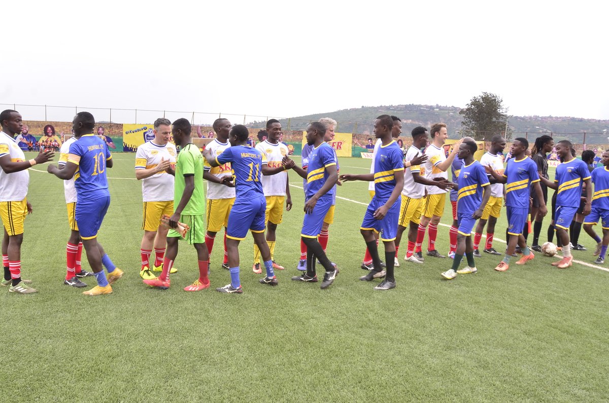 SkolRwanda's tweet photo. 1/2
Last Friday, the SKOL Brewery team engaged in a thrilling friendly football match ⚽️ with the vibrant #Nzove community, and the #Unibra team added to the excitement!
👏 Special shout-out to the remarkable women referees who officiated the match with precision and flair! https://t.co/RyhcpfR7HU
