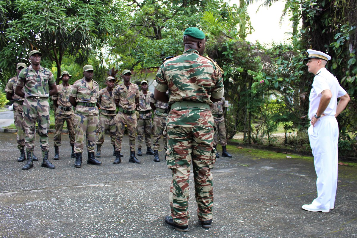 DLIAG_Officiel's tweet photo. 1⃣9⃣/0⃣1⃣ Cérémonie au #CampdeGaulle #EFG 🇫🇷 de remise des attestations #VISITOPS à 1⃣2⃣ recrues 🇬🇦 du groupement de fusiliers-marins de #Kiliba
✅ Formation mixte franco-gabonaise 🇫🇷🤝🇬🇦
✅ Appui des #EFG au groupement de FM qui monte en puissance
@EtatMajorFR
@Franceaugabon https://t.co/EB1irFOwkP