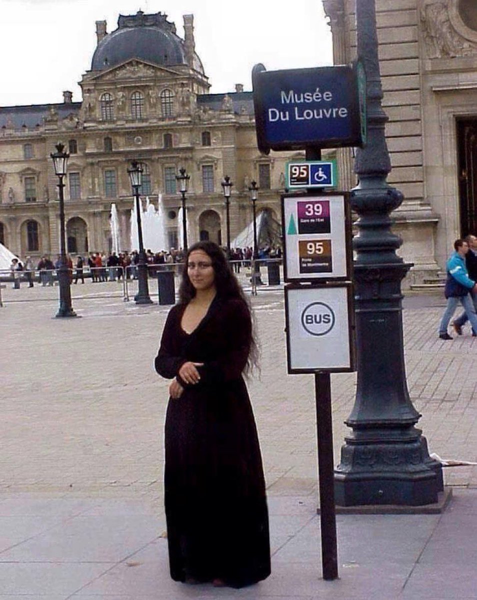 Mona Lisa spoted at the Louvre bus stop in Paris this morning, after two climates activists threw soup at her.  She decided to leave the museum, she ain’t coping with all this this sh*t anymore 😅

#LouvreMuseum #Louvre