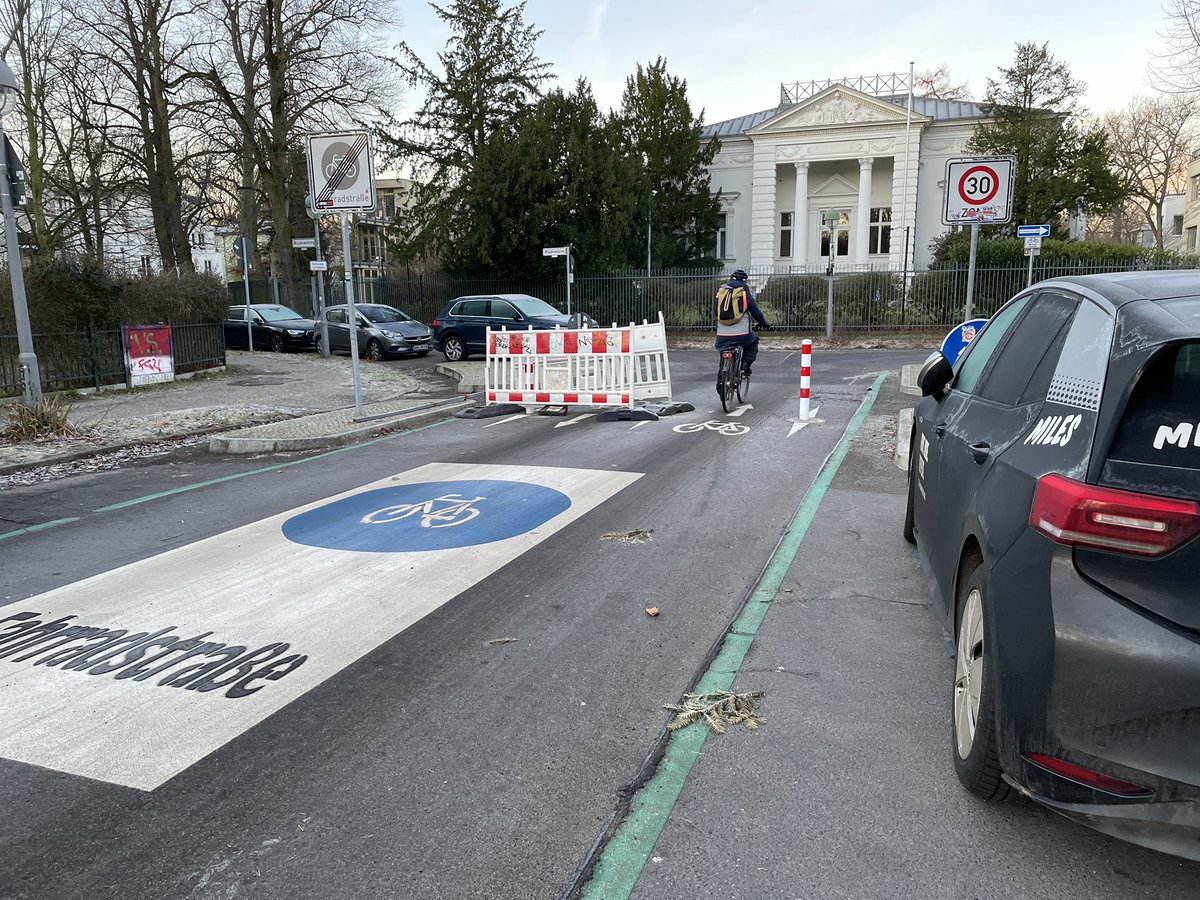 BikerPankow's tweet photo. Da der Poller am #Majakowskiring weiterhin verschwunden und ohne Ersatz bleibt und jede Warnbake von Autofahrern sofort entfernt wird, sind Anwohner dazu übergegangen, eine Art Barrikade zu errichten. Wann kommt der neue Poller? #Pollergate #Pankow https://t.co/glji7CbRo3
