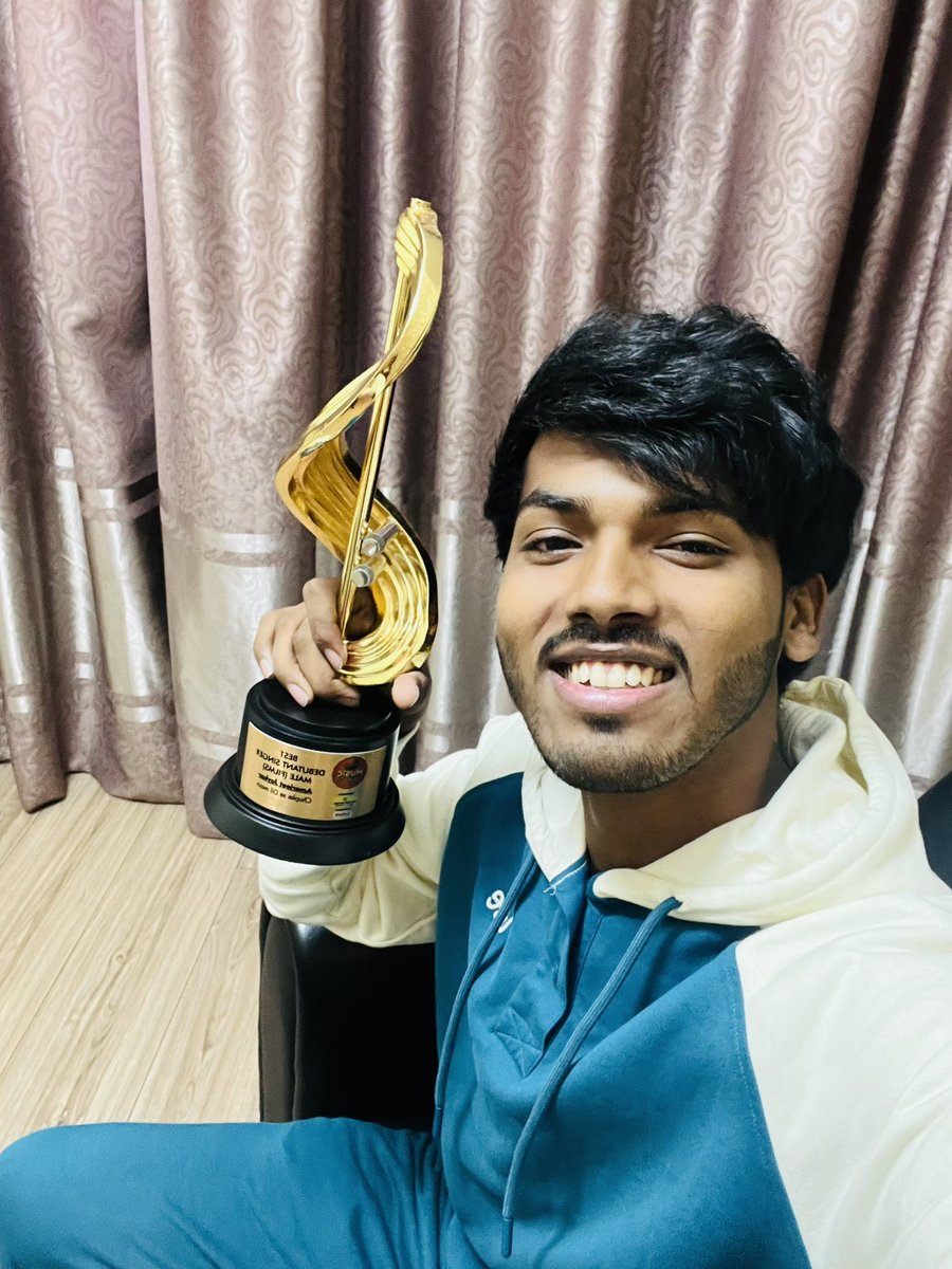 I am very thankful to the Filmachi Music Award for giving me this lovely award for our film Vivah 3 It is a matter of great happiness for me that I love listening to you I love you all from my heart ❤️ Love u @SonuSood sir Apka pyar sir yaha Tak Le aaya 🫂🙏🙏🙏🥹🥹