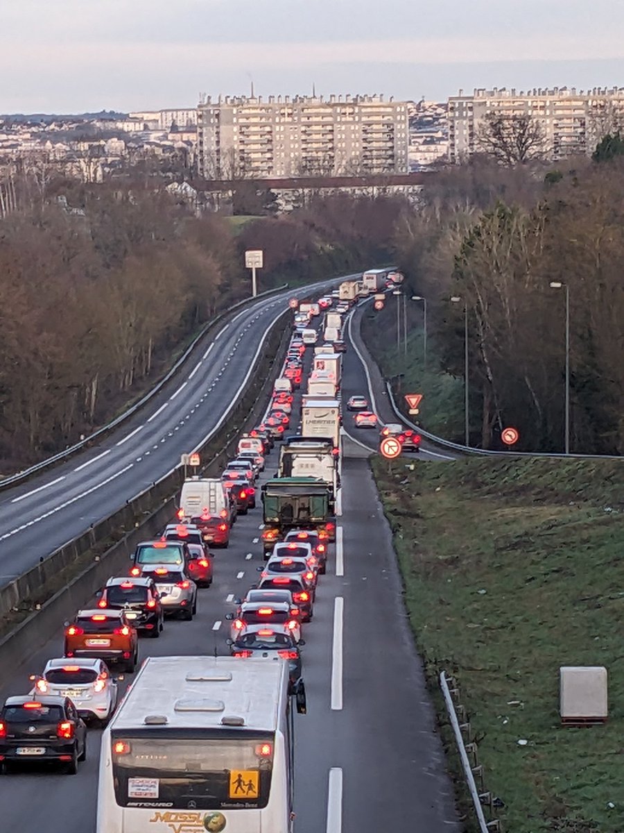 AlineCombrouze's tweet photo. Bouchons sur l'A20 à #Limoges : opération escargot des chauffeurs de #taxis limousins à l'heure de l'embauche https://t.co/dg1tmZ4VWh