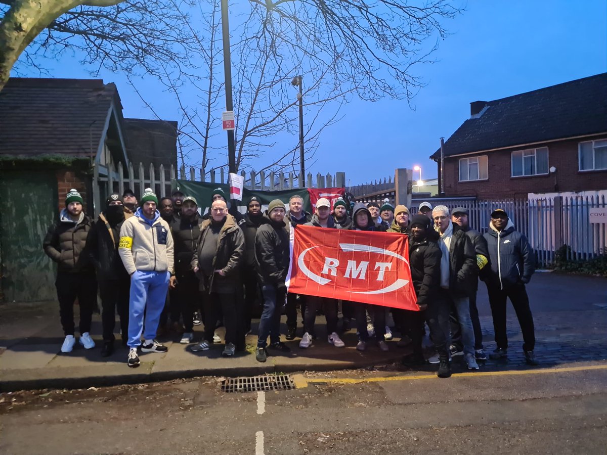 RMTunion's tweet photo. Day 3: Hitachi Rail @RMTunion members at Bounds Green this morning striking for pay justice.
Despite making enormous profits and paying eye watering sums of money to shareholders, Hitachi Rail continues to make below-inflation pay offers to their workers. https://t.co/OnWxhhAeqD