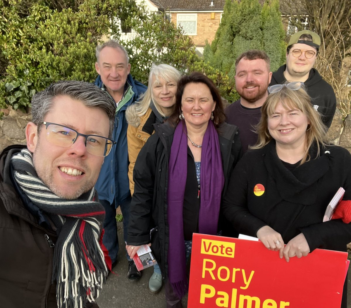 Rory_Palmer's tweet photo. 🌹A big thank you to all our campaign volunteers for a another good weekend out on the doorsteps. It was good to join our teams in Evington and Mountsorrel #LabourDoorstep #Rory4PCC https://t.co/Xm8SjePCqE