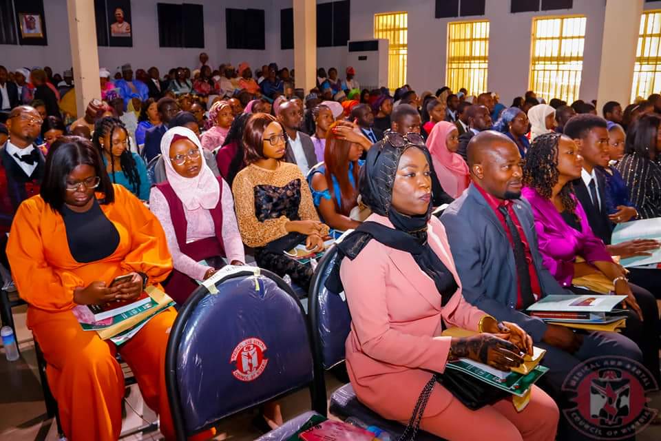 KingCeasorUni's tweet photo. πHuge congratulations to our outstanding Nigerian students who passed the exams for foreign trained doctors in November 2023 and have now been officially inducted into the Medical and Dental Council of Nigeria! π©Ίπ³π¬#MedicalAchievement #NigerianDoctors #ProudMoment #MDCNInduction https://t.co/QIcjLZ9Fup