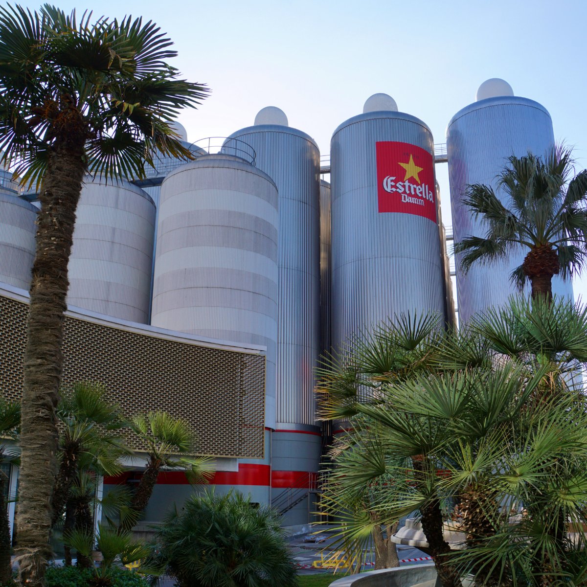 SignesIC's tweet photo. Desde 1876, @estrelladamm cuida cada lote de malta, arroz y lúpulo. 
¿Quieres conocer su secreto? Puedes hacer una visita guiada, y bien señalizada, en su embotelladora de El Prat de Llobregat, en Barcelona. Al final de la visita podrás hacer una cata de sus cervezas. 🍺 https://t.co/0SyRIxr7vY