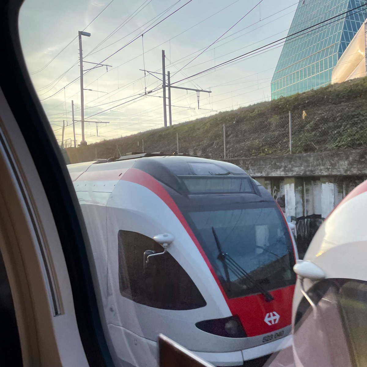 AndreasWiede's tweet photo. Good morning from the #SBB🇨🇭#IC3 #InterCity to Chur. Nice views and delicious @elvetino breakfast on the upper deck of the #RABDe502 #Twindexx trainset, served by the lovely @_DiningCar crew. https://t.co/DYm5TNruvi