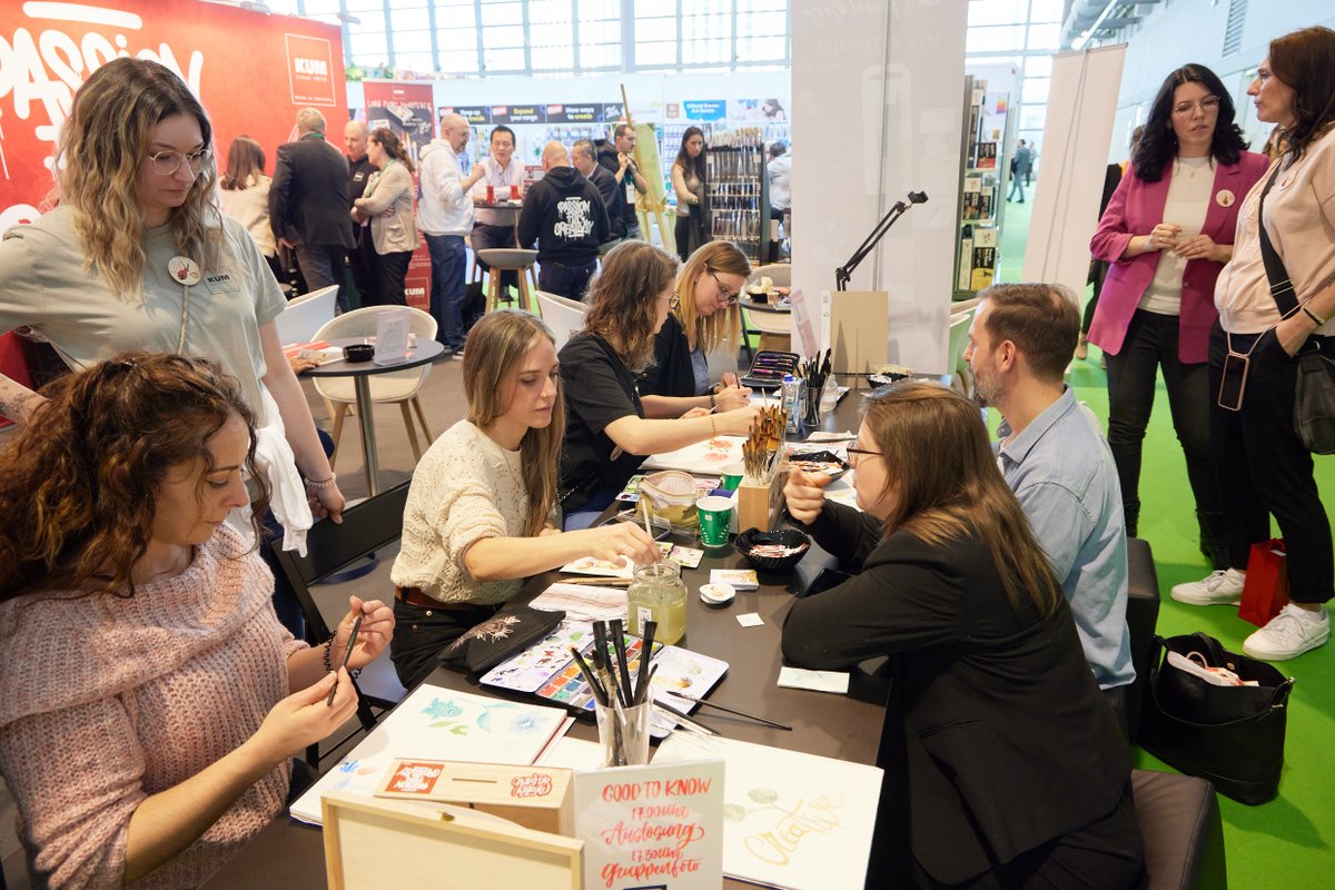 Since Saturday the world's most important creative hot spot 🔥 is Frankfurt: At @Creativeworld_ all the major manufacturers in the DIY sector are presenting their new products, techniques and materials🎨✍. Come and see for yourself😊!