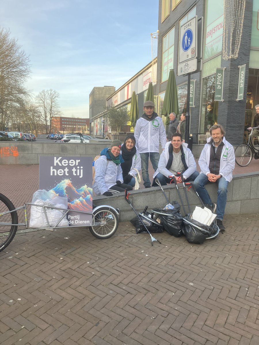 De vaste prik. In principe elke laatste zondag van de maand, maar deze keer dus op zaterdag. Wij stonden afgelopen zaterdag op Het Boreelplein. Weer veel positieve reacties. 
Doe  ook mee? Stuur ons een berichtje als je mee wil doen.
#deventer #cleanup #pvdd