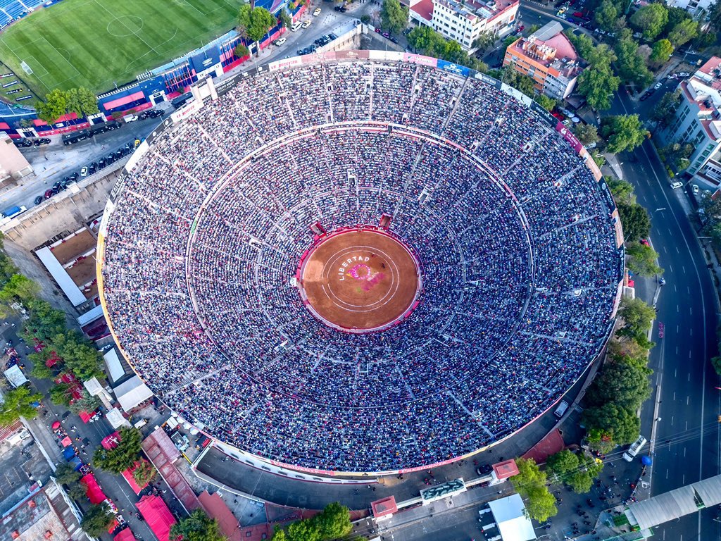 todosalostoros's tweet photo. México gritó: “LIBERTAD”.

Impresionante imagen del embudo de Insurgentes con más de 40.000 espectadores en la vuelta de los toros a Ciudad de México. https://t.co/KESFzYyHg2