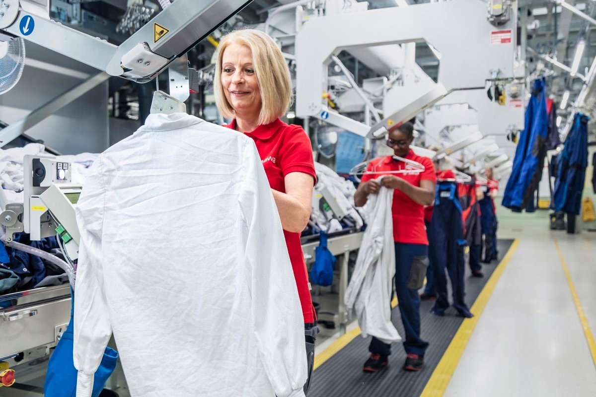 MEWA_BE's tweet photo. #Mewa, dat is #werkkleding met complete dienstverlening. Leveren en afhalen, onderhoud, reparaties en kwaliteits- en veiligheidscontroles: het is allemaal inbegrepen! #mewatm #textielservice https://t.co/UfGqEwPGHy