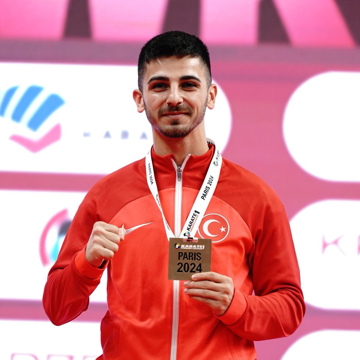 Gece Fransa'dan çok güzel bir haber aldık. Milli sporcumuz, gururumuz Eray Şamdan kardeşimiz Karate 1 Premier Lig müsabakalarında altın madalya kazandı. Tebrikler Eray, başarılarının artarak devamını diliyorum. <a href="/SamdanJR/">Eray Şamdan</a> 🇹🇷