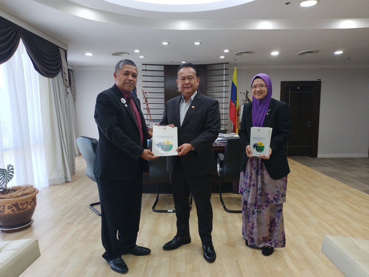 🗓️29.1.2024
📍Pejabat KSU KKR

Sesi Penyerahan Laporan Pencapaian JKR Tahun 2023 kepada YB Menteri Kerja Raya dan KSU KKR untuk diangkat kepada YAB Perdana Menteri.
<a href="/IPJKR_Official/">JKR Malaysia Rasmi</a> <a href="/moworksmy/">Kementerian Kerja Raya Malaysia</a> <a href="/badio64/">Badio</a> <a href="/RoslanisE/">Roslan bin Ismail</a> <a href="/Atikahz605/">Atikah zakaria</a> <a href="/updppp/">UPDPPP, BPPK, CPAB</a>