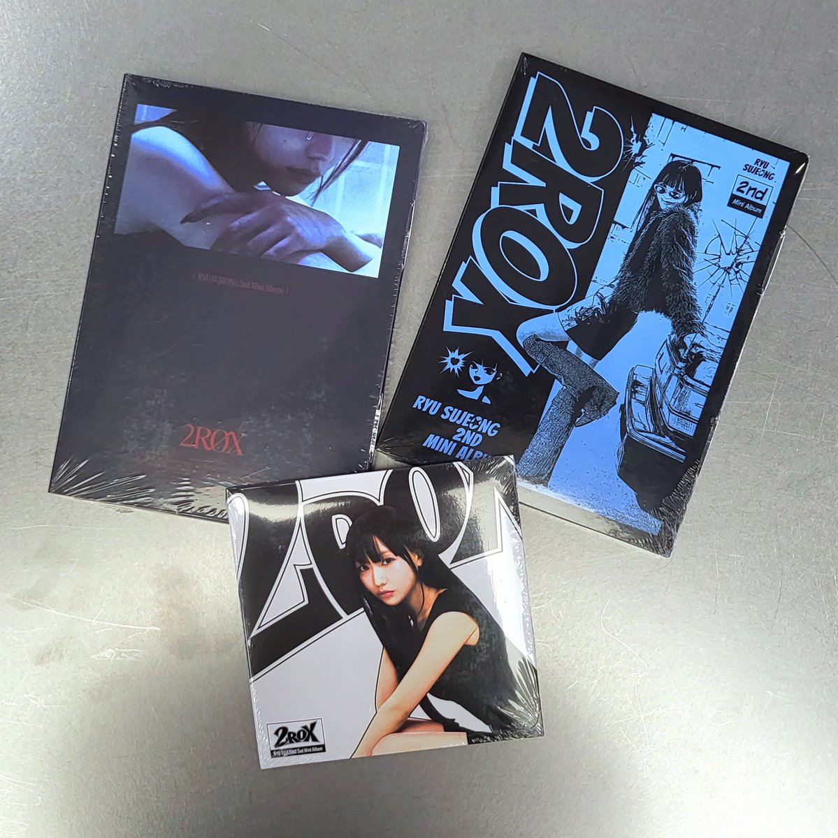Ktown4u_coex's tweet photo. 📢#케타포코엑스 신보 입고📢

류수정 (RYU SUJEONG) - 미니앨범 2집 [2ROX]
🖤Fallen Angel Ver.
💙SHXT Ver.
🤍Digipack Ver.

✨초동기간동안 #케타포코엑스 에서 
구매 시 10% 할인된 금액으로 만나보실 수 있습니다.

#류수정 #RyuSujeong #XYLØ 
#2ROX_KILLINIT #2ROX https://t.co/FcrCBgw53i