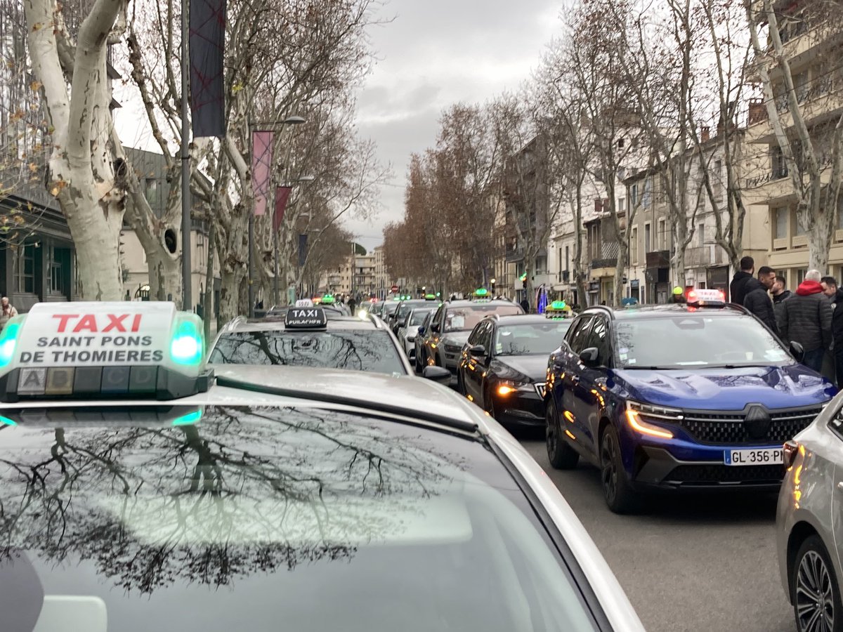 #taxis#montpellier. Opération escargot des taxis en grève. Une trentaine de véhicules stationnés sur le cours Gambetta.