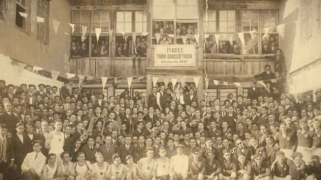 Batı Trakya Türklerinin kimliklerine yönelik saldırılara karşı hak arama mücadelesini simgeleyen “29 Ocak Batı Trakya Türkleri Milli Direniş Günü”nünde başta Batı Trakya Türkleri’nin savunucusu Dr.#SadıkAhmet olmak üzere yaşamını yitiren soydaşlarımızı saygı ve rahmetle anıyorum.