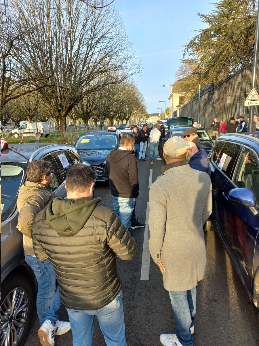 Ils sont environ 80 à prendre part au mouvement de contestation ce lundi matin. Motif de leur colère : une convention avec la CNAM relative à  leur service sanitaire