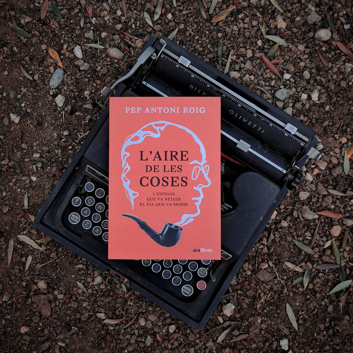 quadern_tactil's tweet image. M'he fet un llibre a sobre.
Deia l'Espinàs que no tenia tècnica d'inspiració i es guiava, només, per l'aire de les coses. Durant mesos jo m'he deixat portar per ell, per això em fa feliç convidar-vos a llegir el meu particular viatge a peu al seu costat.
Des d'avui a la venda!