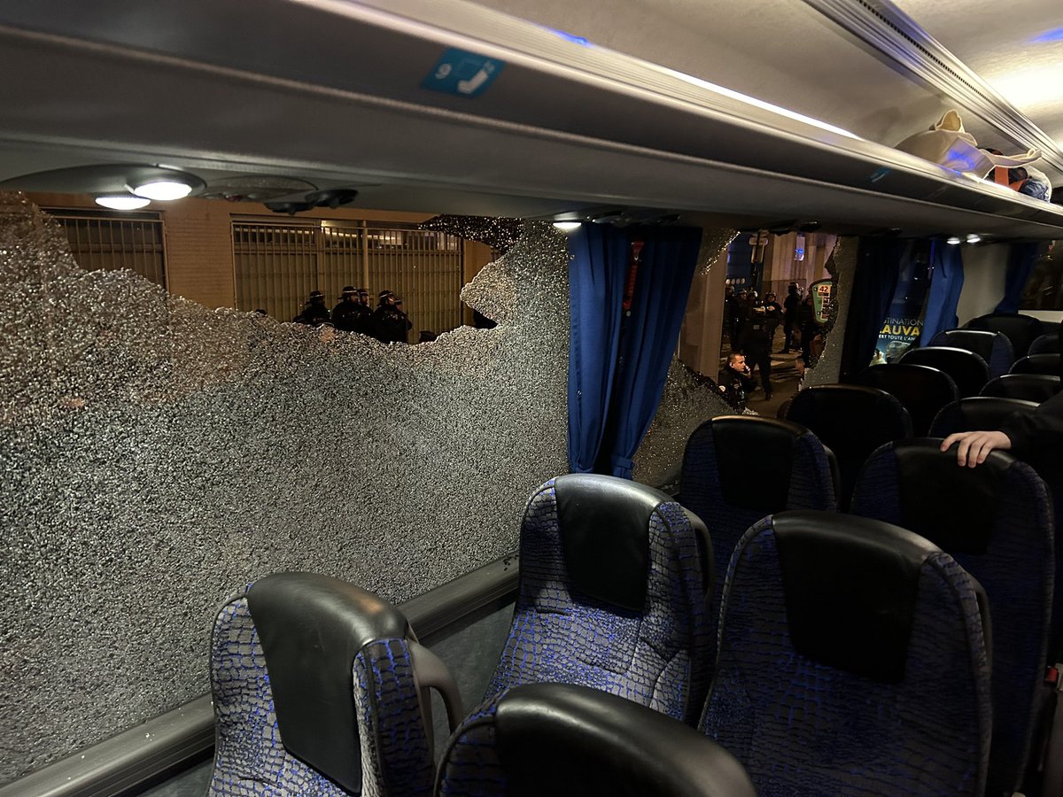 Apparemment il n'y a pas qu'à Marseille que les bus des supporters adversaires sont caillaissés (le bus des Brestois à Paris hier soir). J'espère que les médias en parleront aussi fort pour que ce genre de pratiques s'arrêtent...