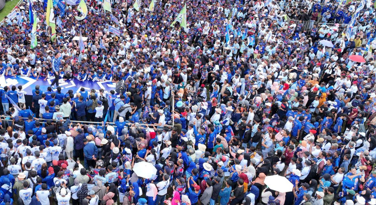 AgusYudhoyono's tweet photo. Terima kasih Banyuwangi, sambutan yang luar biasa! Meski di bawah terik sinar matahari, tetap semangat berkumpul membirukan RTH Maron, Genteng. Insya Allah menjadi tanda kemenangan @PDemokrat di Banyuwangi, di Dapil Jatim III, di Jawa Timur, dan Indonesia. Insya Allah. https://t.co/uzsWwrFTHk
