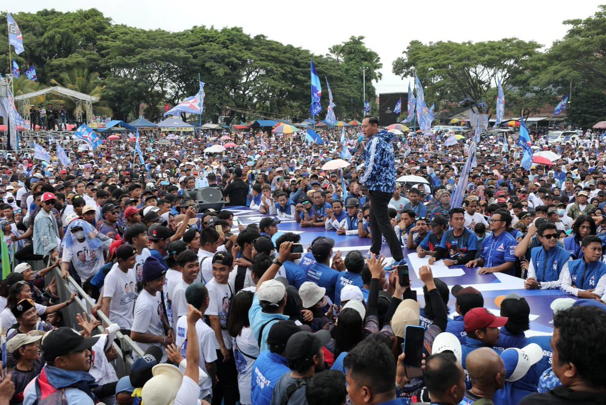 AgusYudhoyono's tweet photo. Terima kasih Banyuwangi, sambutan yang luar biasa! Meski di bawah terik sinar matahari, tetap semangat berkumpul membirukan RTH Maron, Genteng. Insya Allah menjadi tanda kemenangan @PDemokrat di Banyuwangi, di Dapil Jatim III, di Jawa Timur, dan Indonesia. Insya Allah. https://t.co/uzsWwrFTHk