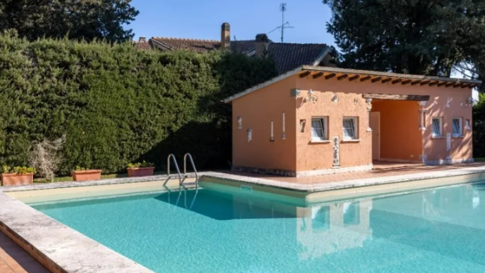 amalfi_style's tweet image. The family behind the famed #Gucci brand selling 2 #palatial properties in the heart of #Rome. Very special properties according to listing agent #Forbes Global Properties: due to closeness Central #Rome with vast #outdoor space; and incredible panoramic views. @amalfi_style