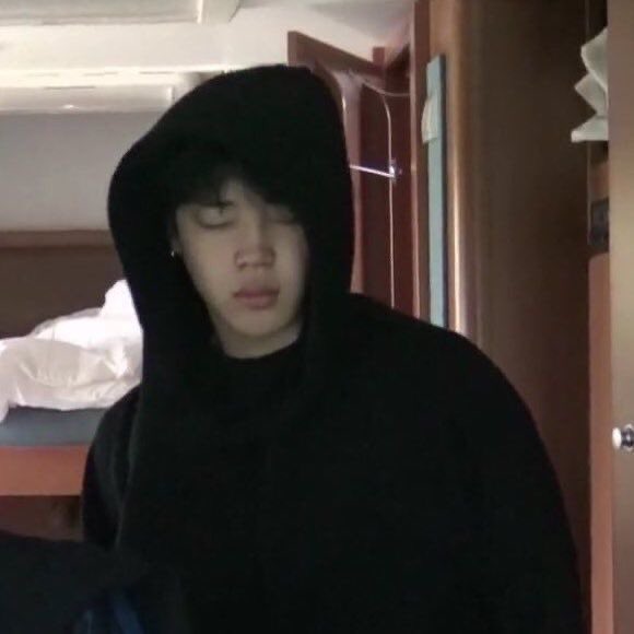 doremiso_jm's tweet photo. 平凡なジミンちゃん🐥ぼーっとする時間あるの知ってたけど。長い🤣🤣それをわざわざ教えてくれるところかわいいし🩷寝る前のスマホタイム3時間もあるし、ご飯のメニュー決めるの1時間半、長い🤣あー。かわいいぃぃぃぃ！！ぼーっとじみんは世界を救う🤍ね☺️

D-499 
#JIMIN
#WeLoveYouJimin https://t.co/bucApx4jdN