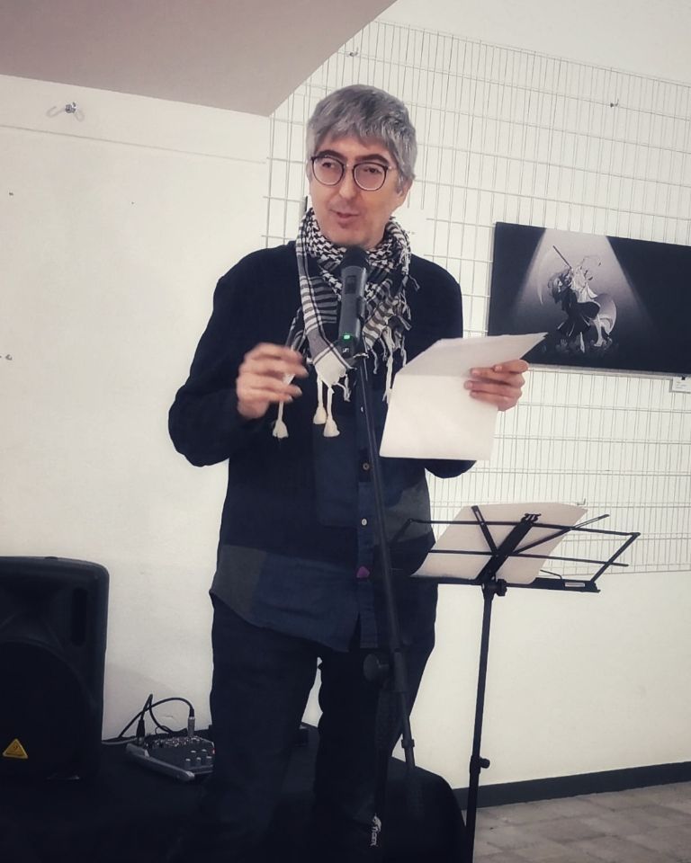 Cloenda poètica de l'exposició "Guerres de merda", divendres al vespre a Promethea. En trobareu totes les obres al darrer número de la nostra revista Fanzinethea!
<a href="/promethea24/">Promethea</a>
#poesia #recital #art #exposició #guerresdemerda #stopwar #Promethea #Fanzinethea