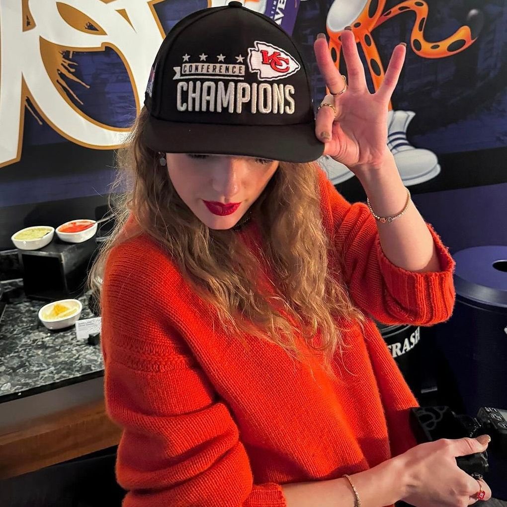 MRPERFECTLYFlNE's tweet image. TAYLOR GOT THE 22 HAT?!!?!?!???