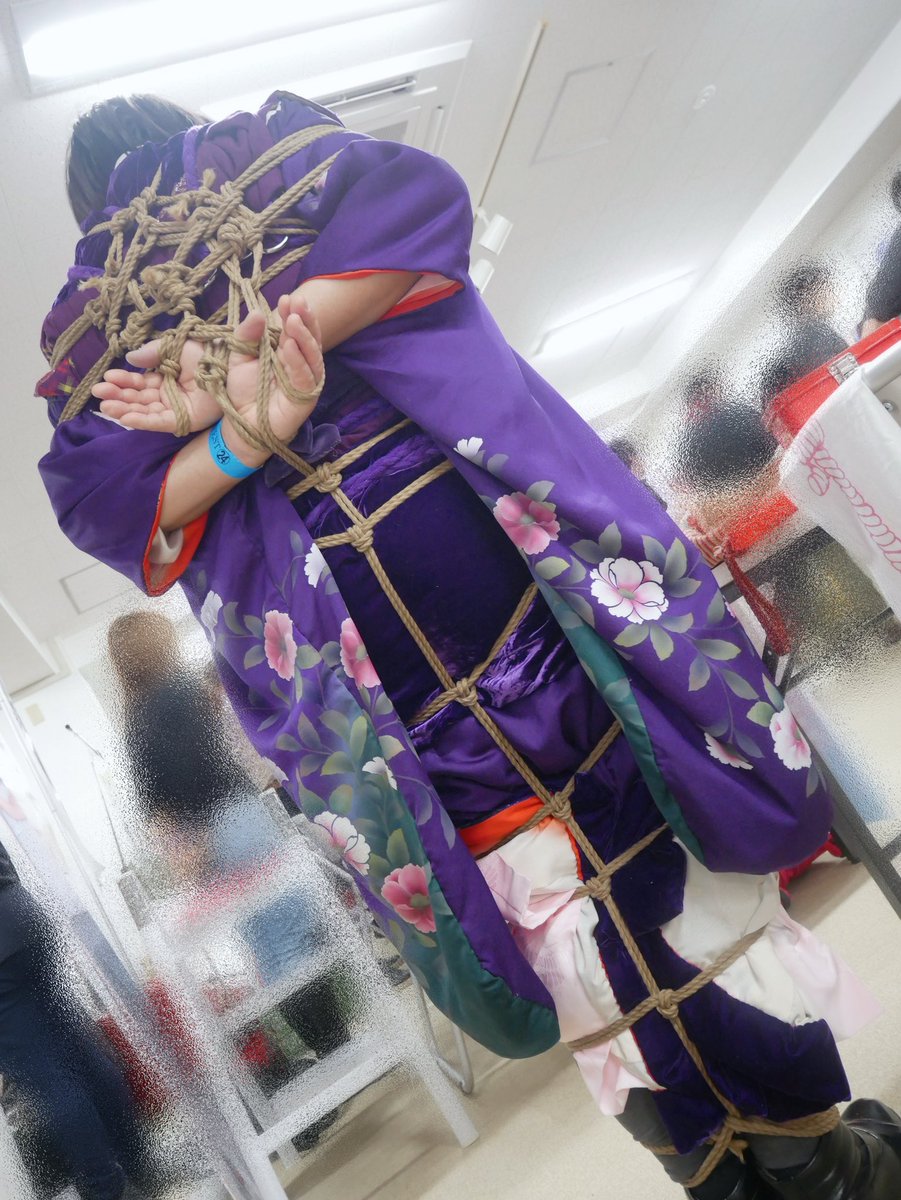nennnekonawa83's tweet photo. #フェチフェス24 #FF24 #FETIFEST24 #緊縛体験　#振袖ねんねこ半纏重ね着女装　#自縛　#留菱縄
昨日はフェチフェスでした。😊👍
天候は生憎の雨☔の中、1縛目ブースは結月里奈さんブース。
緊縛1番乗りのお写真を里奈様から頂きました。
🪢👍😍🪢🥰🪢❤️🪢
振袖を捲られて、縄をかけられて超快感❤️😍 https://t.co/gyqvjpxMA9