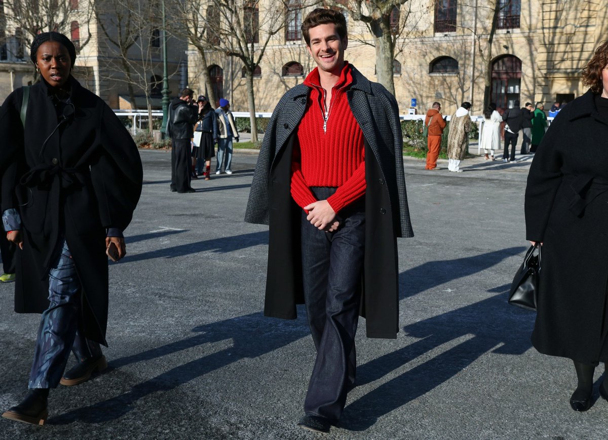 Catch up on all the best street style photos from the fall 2024 menswear shows in Paris: vogue.cm/yw7Qisc