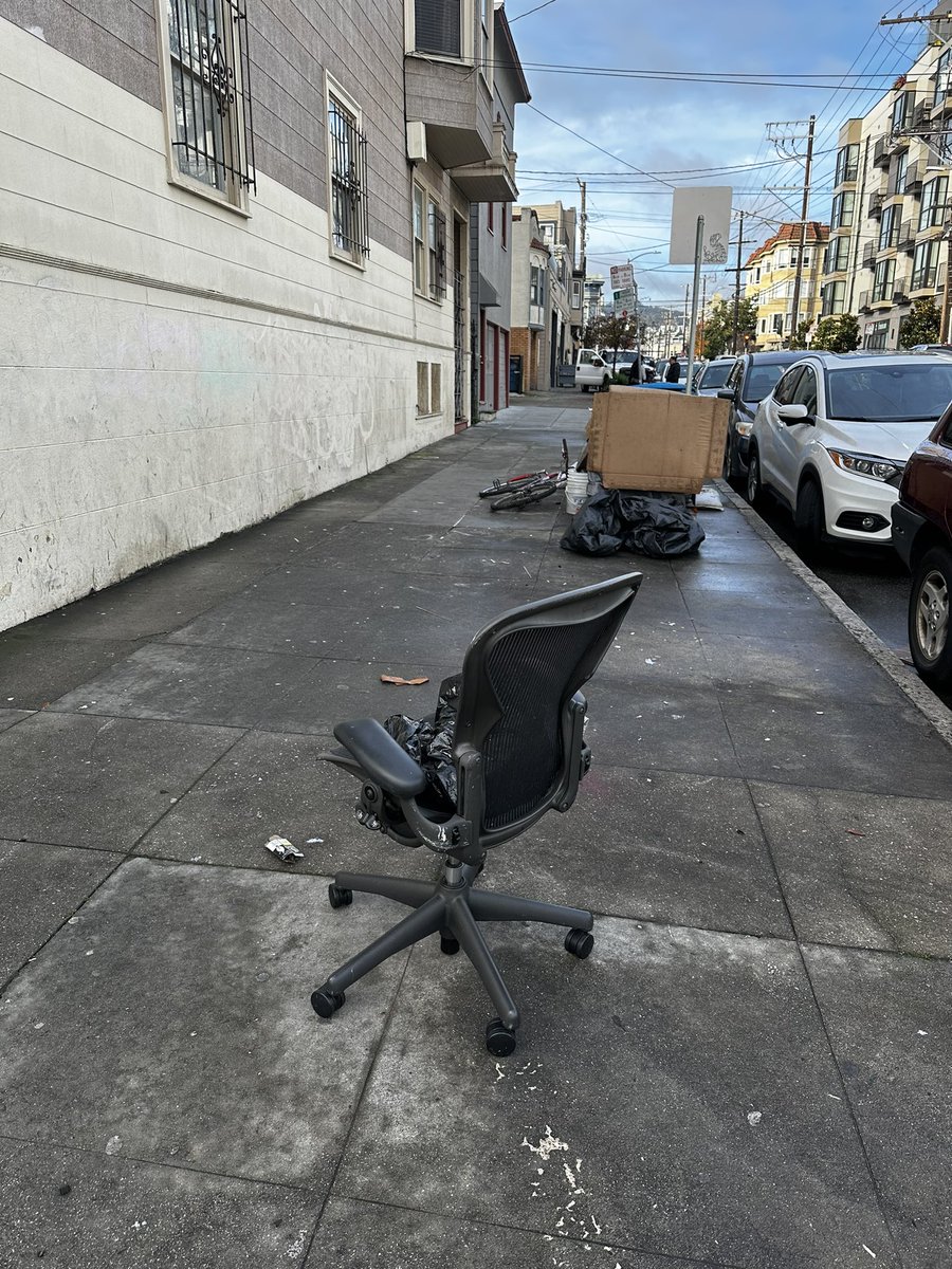 louisjoejordan's tweet photo. Setting up our office at @quarylabs office with some scrappy curb finds.

#preseed #ycombinator https://t.co/QGmi87YBzR