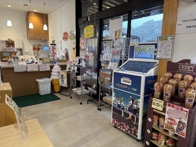 芦北町の道の駅「でこぽん」にはここでしか手に入らない放課後てぼう日誌オリジナルスタンプを作れる専用マシーンがあります!全16種類でマシーンの横にある黒青ピンク3色の中からお好きな色のスタンプ(1個1000円)をレジで購入し、マシーンで絵柄を選んで制作します。お立ち寄りの際はぜひ!#teibo