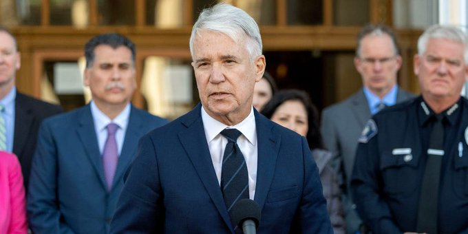 ArcinJayso25's tweet image. Running for re-election, Gascón faces the challenge of addressing community concerns about crime while advocating for reform. Striking the right balance is pivotal, and this campaign will be a test of Gascón's ability. #CampaignChallenges #CrimeReformBalance #CommunityPriorities