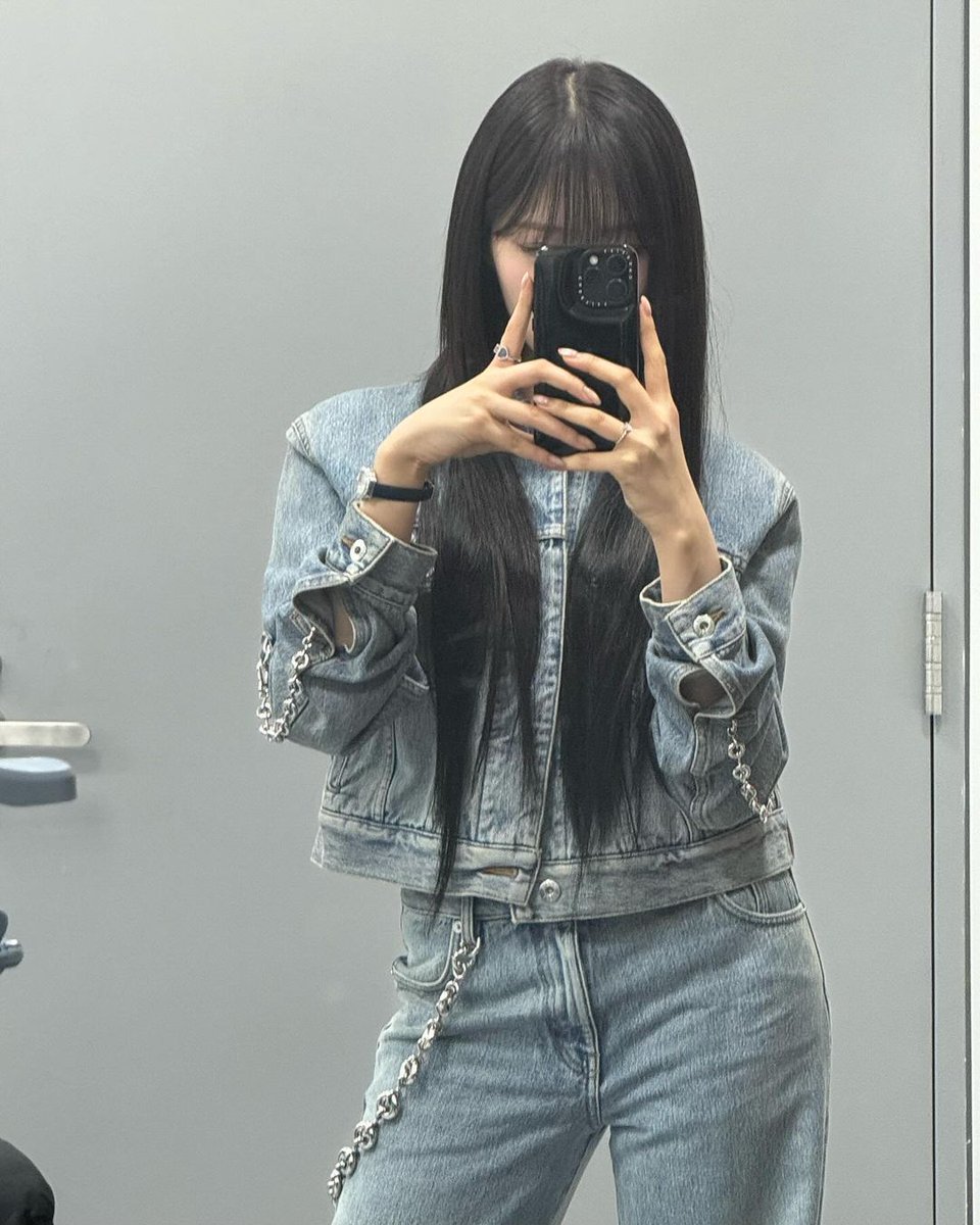 today, it's all about embracing the timeless allure of jeans, where fashion meets familiarity. denim dreams and casual chic, my outfit speaks volumes in the language of blue speaks volumes in the language of blue! 💙