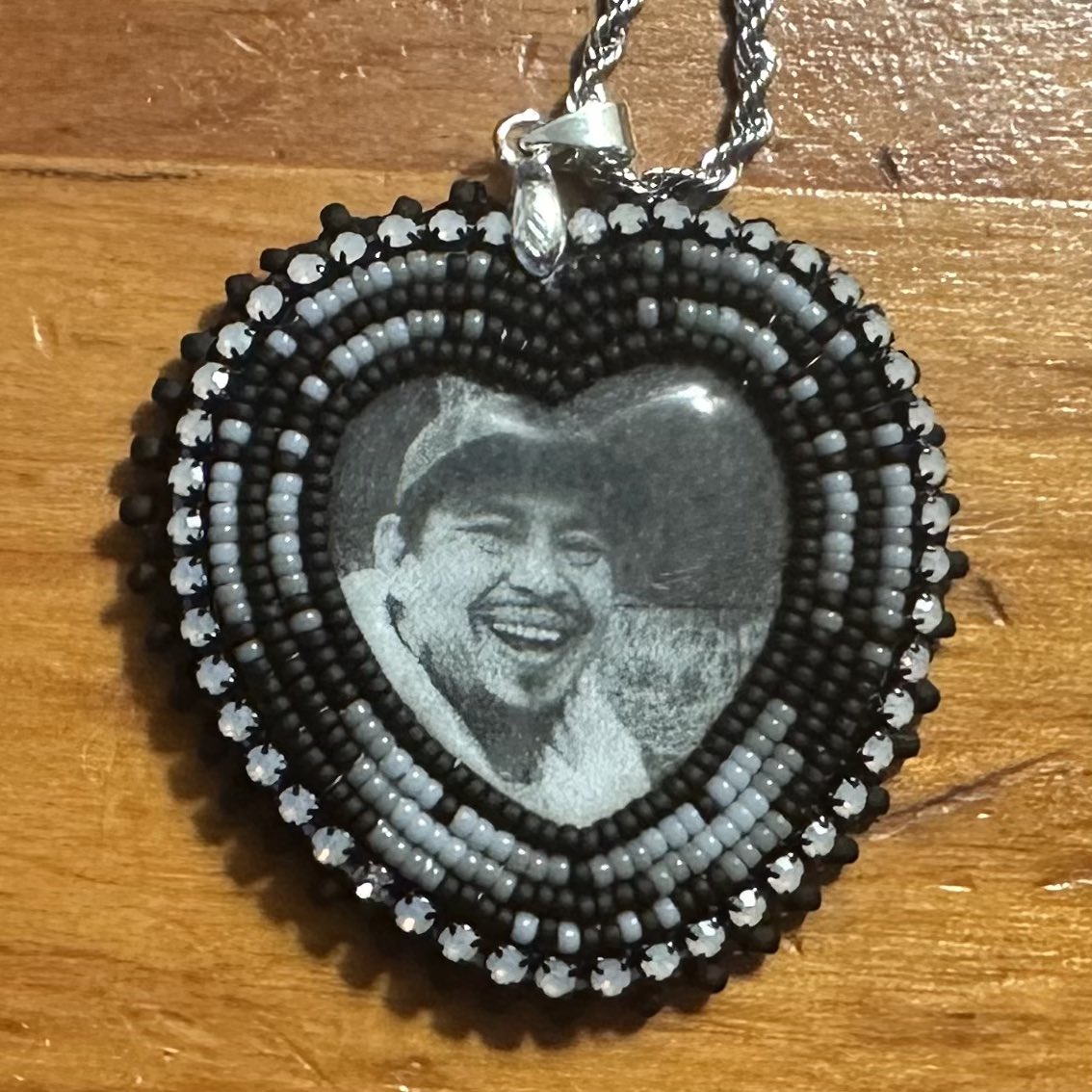 Commission complete.
A memorial piece for my auntie. 🖤
Made with 15s beads and has a 18 inch stainless steel chain.