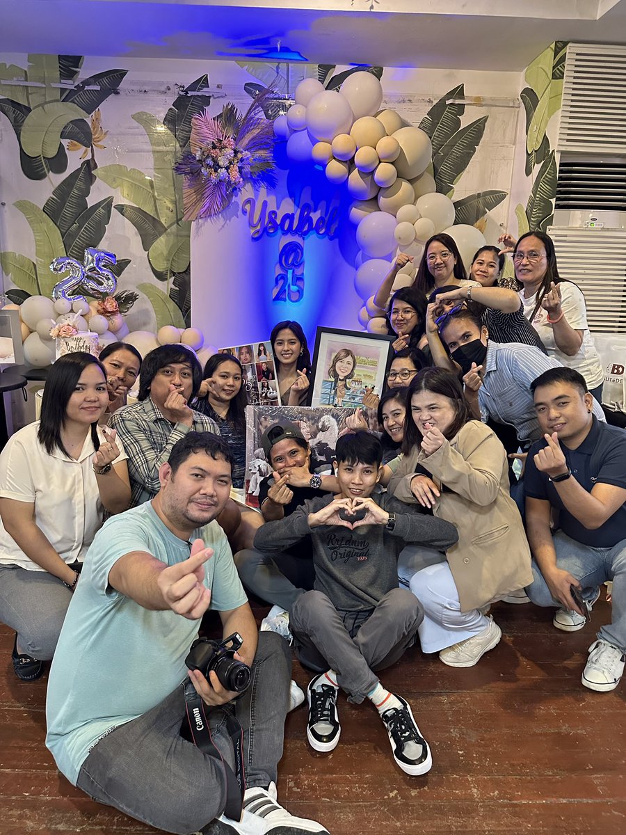 Ysabel Ortega’s supporters, the Ysabelsters and Ysaguel, pulled off a sweet surprise birthday bash for her at the Pandan Cafe in Sct. Limbaga, Quezon City. This intimate gathering was also attended by her close friends and fellow Sparkle artists Raphael Landicho and Matt Lozano.