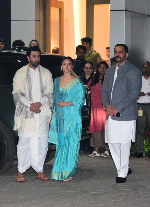 #RanbirKapoor #AliaBhatt #RohitShetty clicked at pvt airport as they leave for Ram Mandir opening in Ayodhya #JaiShriRam #ManavManglani