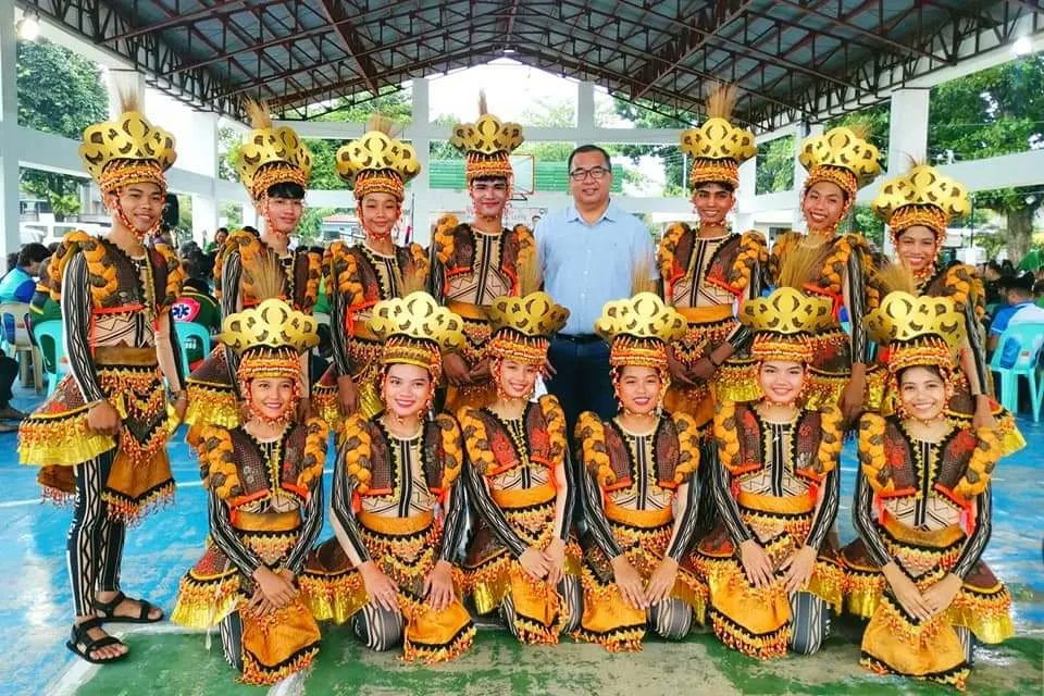 anhsSPA's tweet photo. The Alangalang NHS-SPA Rondalla (Kwerdas) and the Bayle sa Kalye dancers performed during the visit of Mr. Luth Edmund M. Apresto, National Validator as the Local Government of Alangalang is gearing towards the completion of its compliance with the Seal of Good Local Governance https://t.co/MS0kdGjwx2