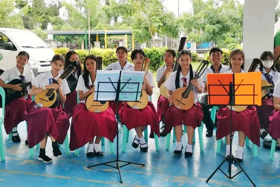 anhsSPA's tweet photo. The Alangalang NHS-SPA Rondalla (Kwerdas) and the Bayle sa Kalye dancers performed during the visit of Mr. Luth Edmund M. Apresto, National Validator as the Local Government of Alangalang is gearing towards the completion of its compliance with the Seal of Good Local Governance https://t.co/MS0kdGjwx2