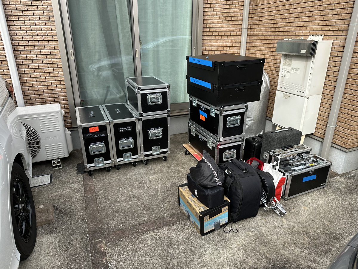 system_of_unity's tweet image. 昨日、雨だったから今日個人物の片付け。
出ている機材もあるので細かい物は後日整理するとして

やっぱりこんなリビングは嫌だ
笑