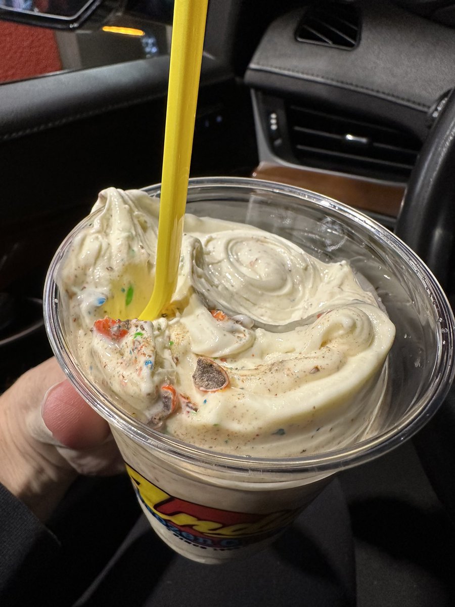 CakeAgent_'s tweet photo. #frozencustard #cakethatlookslikefood #andysfrozencustard #15thbirthdaycake #birthdaycake #mandms #cakeagent #favoritetreat https://t.co/Qp3OLQjRRr