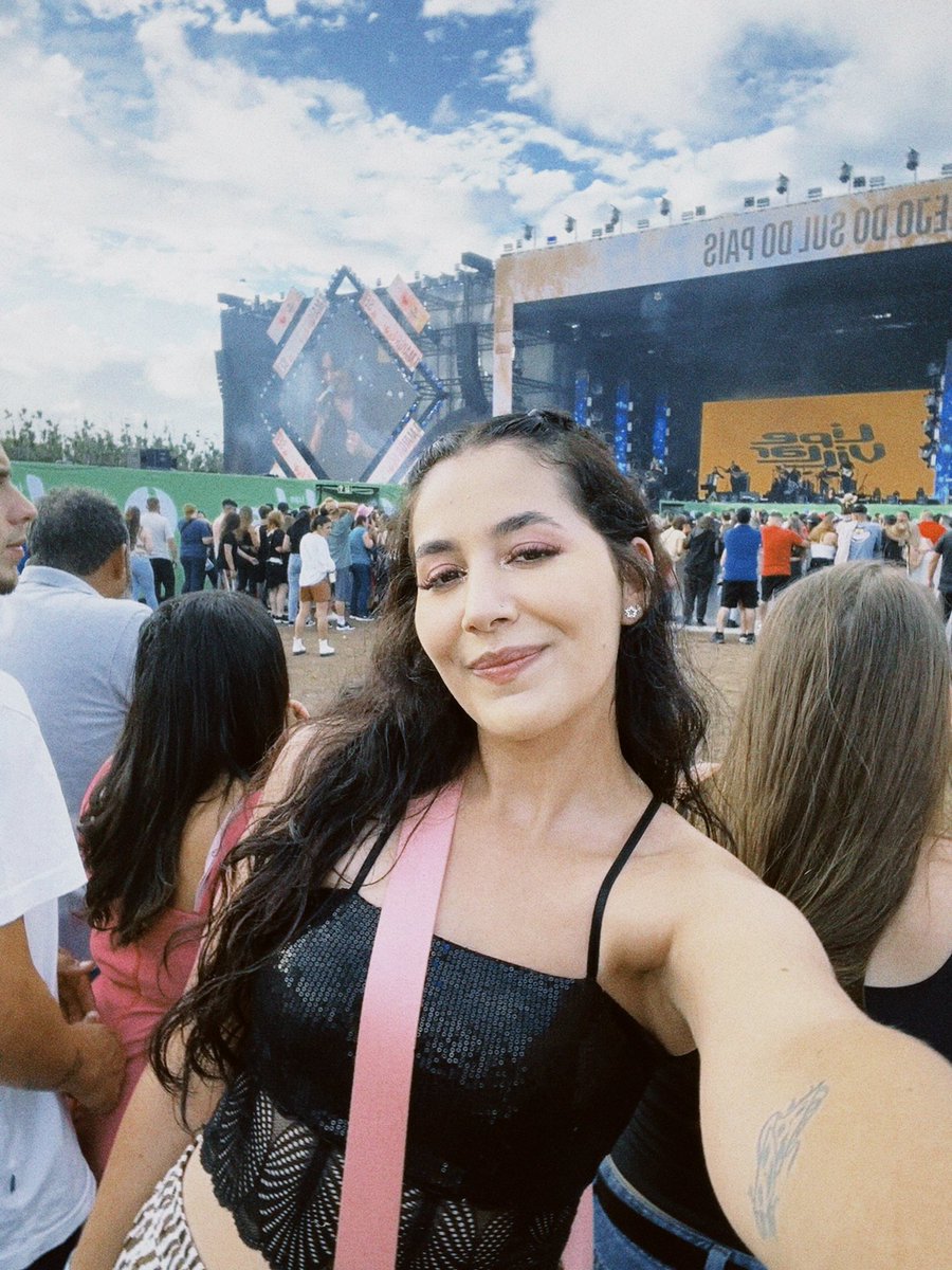 eu tava uma princesinea com esse penteado q minha amiga giovana fez em mim