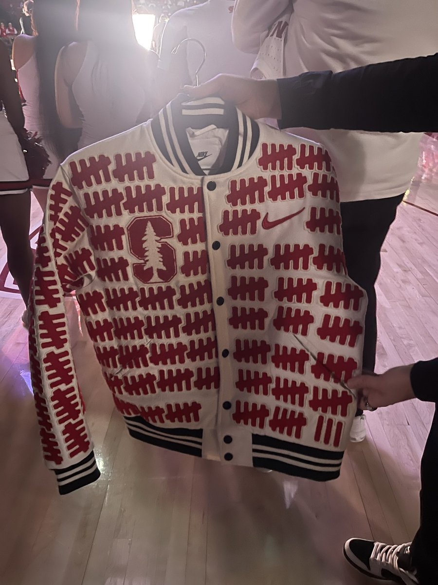 This jacket about to be presented to Tara… <a href="/Nike/">Nike</a>👏👏👏👏👏