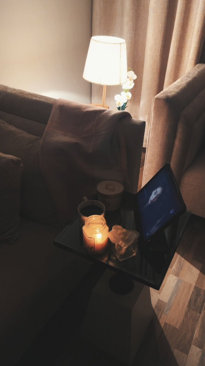 بعد محاولات النوم الفاشلة، اجلس مستسلمه : ها أنا ذي مستيقظٌ أيها الليل، ما الذي تريده ؟